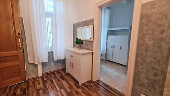 Modern 2BR Apt Long Stays Sleeps 5