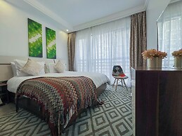 Moonlight Manor by Edmor Suites.