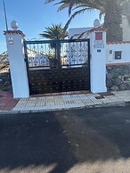Exceptional 3 Bed Villa Malpas, Sleeps 6, H/pool