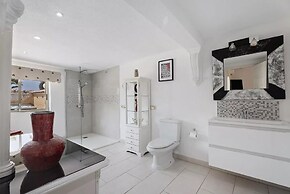 Exceptional 3 Bed Villa Malpas, Sleeps 6, H/pool