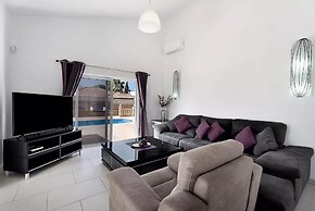 Exceptional 3 Bed Villa Malpas, Sleeps 6, H/pool