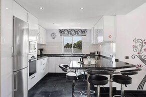 Exceptional 3 Bed Villa Malpas, Sleeps 6, H/pool