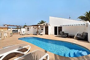 Exceptional 3 Bed Villa Malpas, Sleeps 6, H/pool