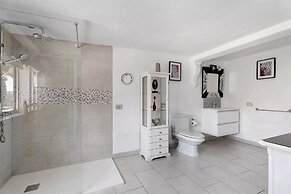 Exceptional 3 Bed Villa Malpas, Sleeps 6, H/pool