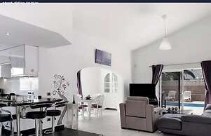 Exceptional 3 Bed Villa Malpas, Sleeps 6, H/pool