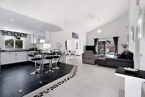 Exceptional 3 Bed Villa Malpas, Sleeps 6, H/pool