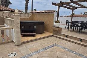 Exceptional 3 Bed Villa Malpas, Sleeps 6, H/pool