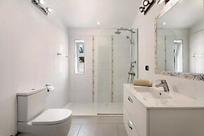 Exceptional 3 Bed Villa Malpas, Sleeps 6, H/pool