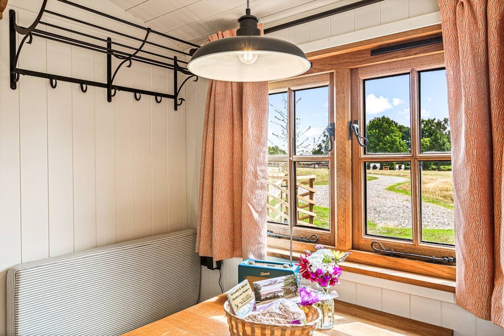 Quercus Redwood - Sleeps 4 - From 375 Per Night
