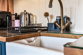 Quercus Redwood - Sleeps 4 - From 375 Per Night