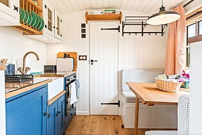 Quercus Redwood - Sleeps 4 - From 375 Per Night