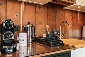 Quercus Redwood - Sleeps 4 - From 375 Per Night
