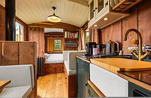 Quercus Redwood - Sleeps 4 - From 375 Per Night