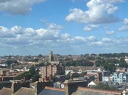 Pet Friendly, Top Floor Apt w/ Sea View, Sleeps 5