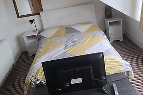 Pet Friendly, Top Floor Apt w/ Sea View, Sleeps 5
