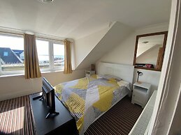 Pet Friendly, Top Floor Apt w/ Sea View, Sleeps 5