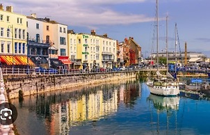 Pet Friendly, Top Floor Apt w/ Sea View, Sleeps 5