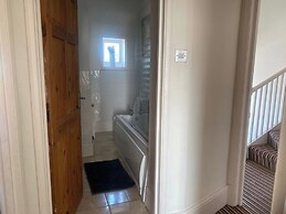Pet Friendly, Top Floor Apt w/ Sea View, Sleeps 5
