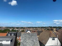 Pet Friendly, Top Floor Apt w/ Sea View, Sleeps 5