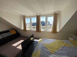 Pet Friendly, Top Floor Apt w/ Sea View, Sleeps 5