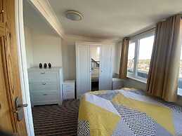 Pet Friendly, Top Floor Apt w/ Sea View, Sleeps 5