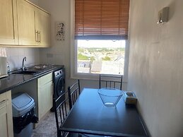 Pet Friendly, Top Floor Apt w/ Sea View, Sleeps 5