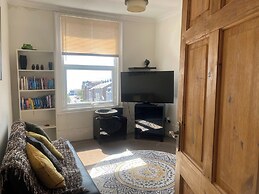 Pet Friendly, Top Floor Apt w/ Sea View, Sleeps 5