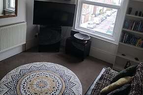 Pet Friendly, Top Floor Apt w/ Sea View, Sleeps 5