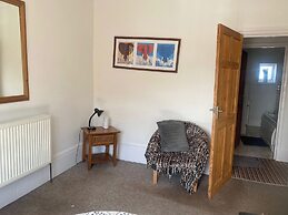 Pet Friendly, Top Floor Apt w/ Sea View, Sleeps 5
