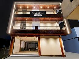 Hotel O Sarai Metro Station