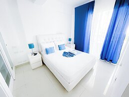STUDIOS and SUITES Ducassi ROOFTOP POOL