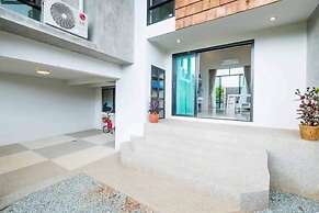 Private pool great location v144