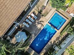 CoconutPalmsJacuzzipoolhugeproperty v136