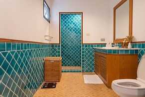 CoconutPalmsJacuzzipoolhugeproperty v136