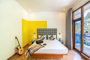 goSTOPS PLUS Kasol Manikaran Road, Bar and Hostel