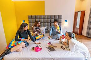 goSTOPS PLUS Kasol Manikaran Road, Bar and Hostel