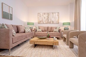 Exclusive Apartment in City Center. Capiteles