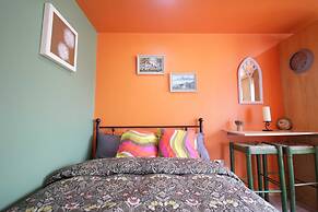 Georgias Gate Studio Cottage - Sleeps 4 & Pets Ok