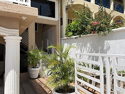 360 Rokview Suites