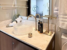 Luxury 2BR Bolongo Ocean View Private Beach
