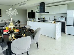Luxury 2BR Bolongo Ocean View Private Beach
