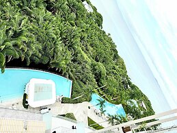 Bolongo: Your Exclusive Oceanfront Escape