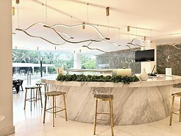 Bolongo: Your Exclusive Oceanfront Escape