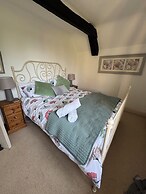 Cosy Cottage Over Malmesbury Abbey