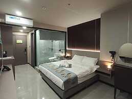 Skyport Hotel