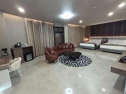 Skyport Hotel
