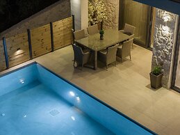 J K Villa With Private Pool