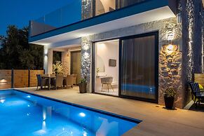 J K Villa With Private Pool