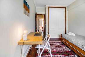 Bright Flat by Carcavelos Beach With Fast Wi-fi