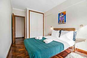 Bright Flat by Carcavelos Beach With Fast Wi-fi